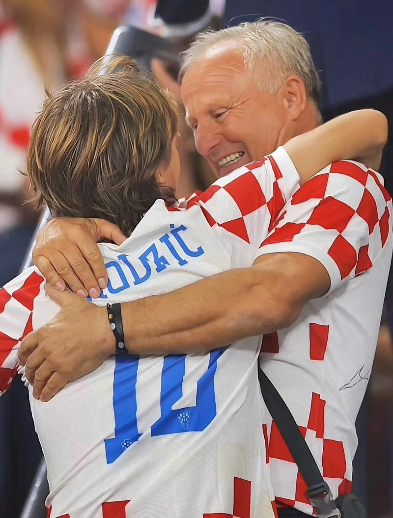 亚冠5轮1分！海港主帅赛后表演语言艺术：球迷打脸，蓉城再补一刀（亚冠5战仅1分！海港主帅赛后秀话术，球迷回击，蓉城再添一刀）