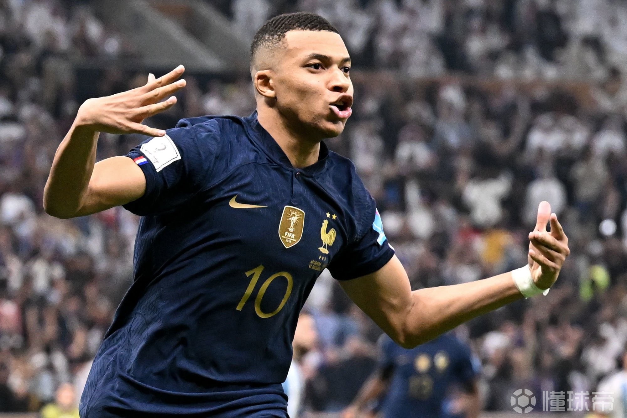 雅虎：有消息称一家中国俱乐部向拉斐尔开出很丰厚的合同报价（雅虎：传中国俱乐部向拉斐尔奉上高薪合同报价）